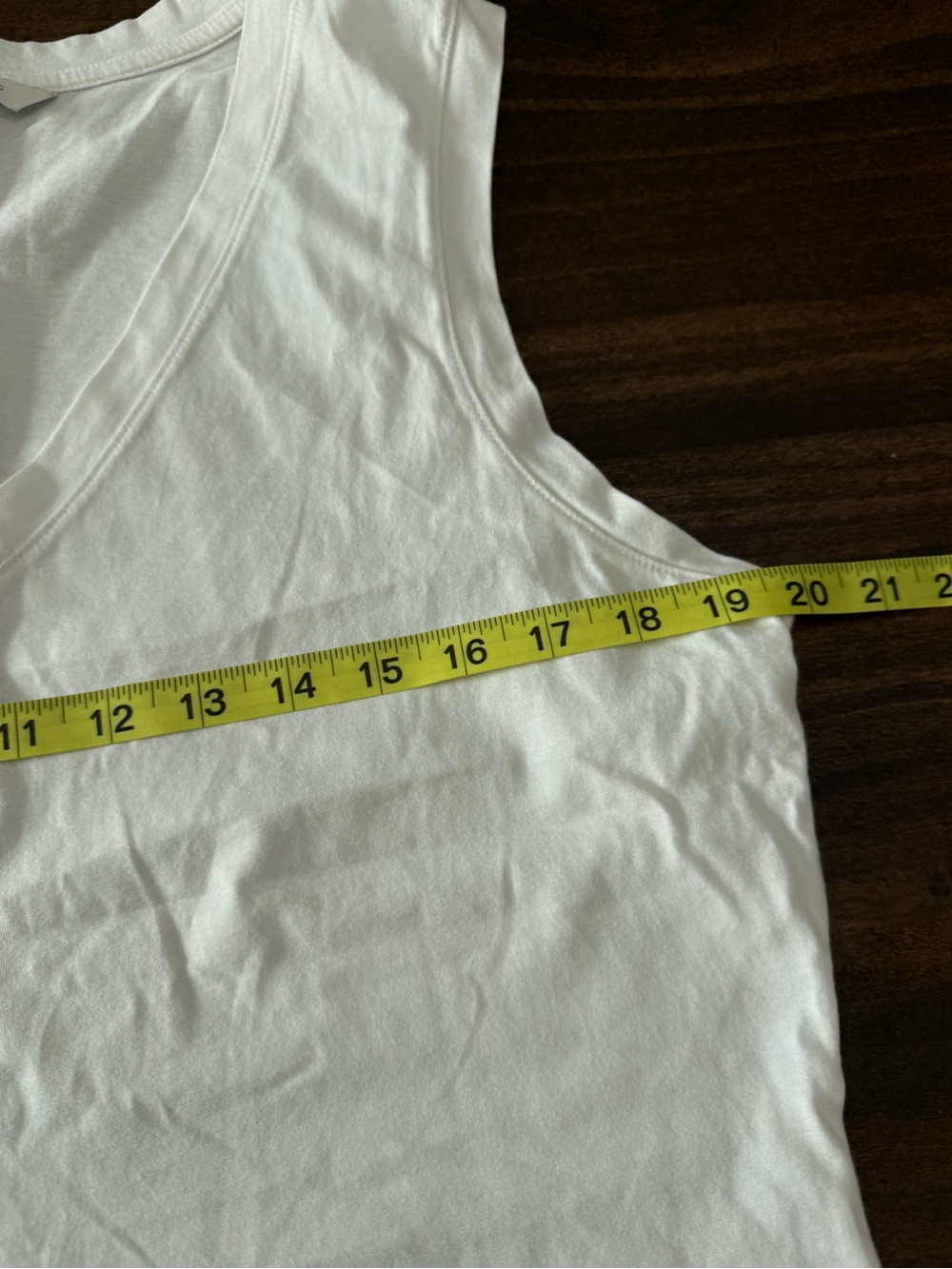 Banana Republic White V-Neck Sleeveless Tank - Picture 5 of 6